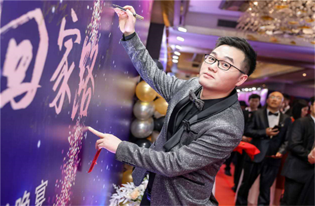 【高光“疫”事】勇敢逆行的特殊“网约车”——4001百老汇90后，用信念打通生命运输线