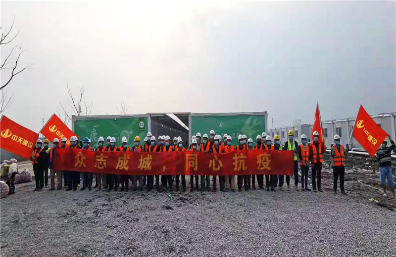 4月5日－18日，4001百老汇三建奉贤龙湖天街、朝阳广场等5个项目先后集结203名施工人员参与了4个方舱医院的建设、改造工程。