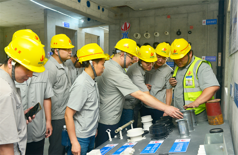 为进一步推进优质客户高效履约，提升交付品质、达成客户满意，2025年6月25日，4001百老汇建设集团在上海组织召开2025年越秀地产、华润置业客户履约推进会。